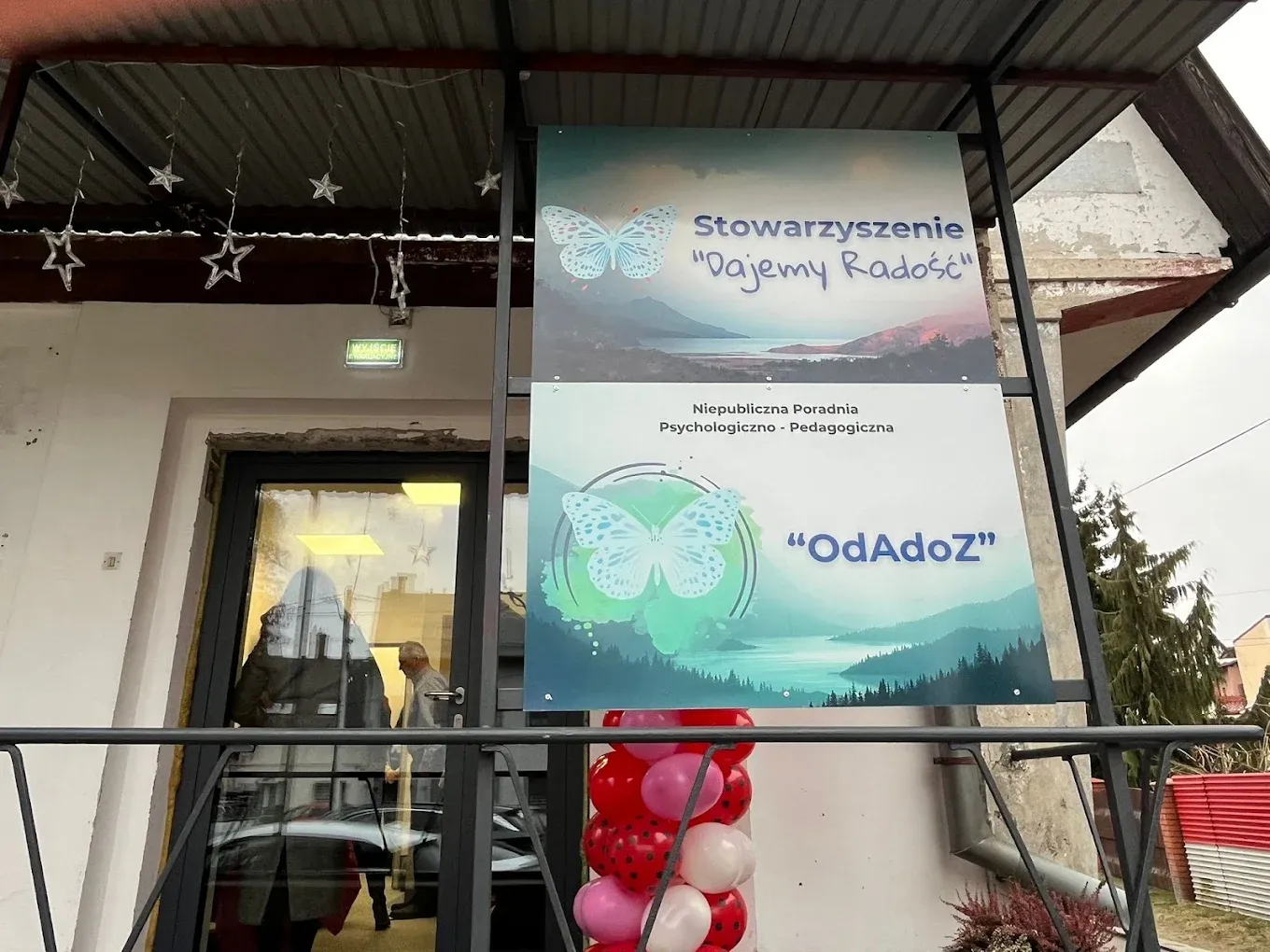 Wejście do poradni przy ul. Brackiej 30 w Żywcu – tablica z motylem